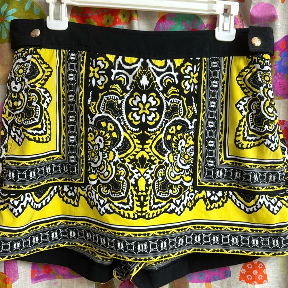 Cache Skirted Front Side Zip Shorts. Size 8